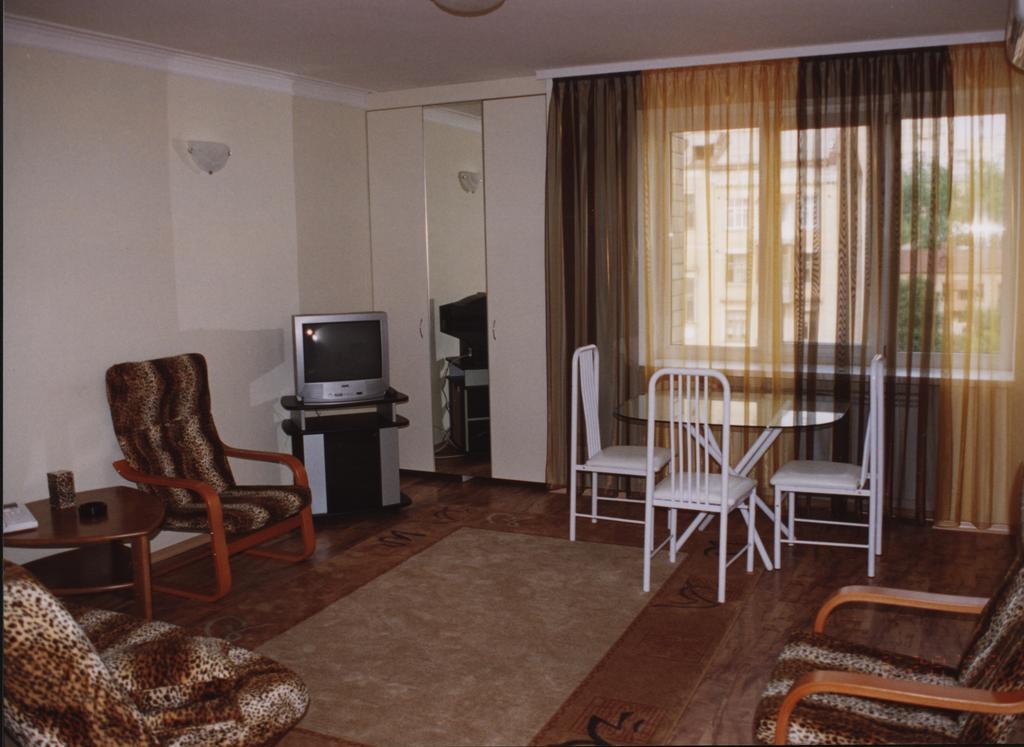 Hotel Service Predslava On Antonovicha Street Kiev Bilik gambar